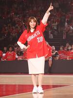 Ｂリーグの千葉ジェッツ戦始球式に登場し「サテライトオフィス」ポーズを披露する篠崎愛