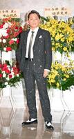 カメラに向かってポーズを決める今井翼＝ＫＴ・Ｚｅｐｐ　Ｙｏｋｏｈａｍａ（撮影・持木克友）