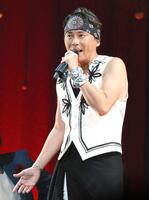 熱唱する今井翼（撮影・持木克友）