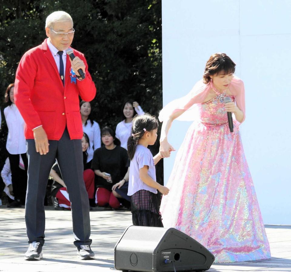 迷子の手を引く水森かおり（右）と見守るオール巨人（左）