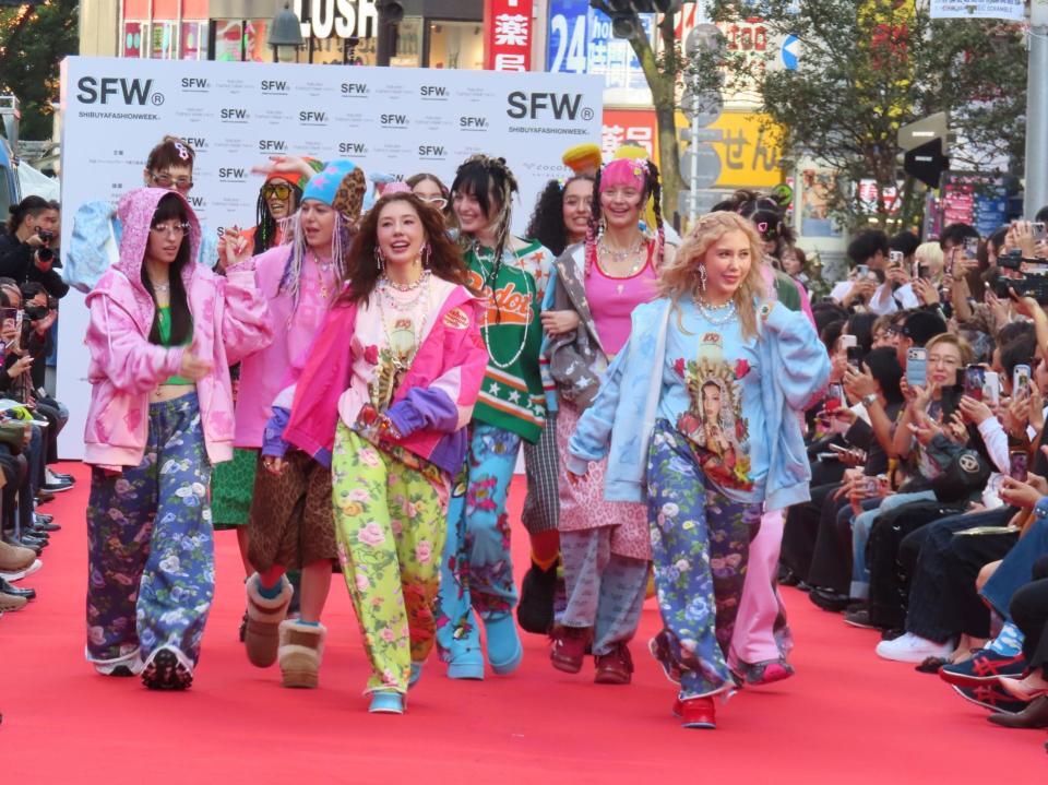 渋谷でランウェーに出演した仲里依紗（中央）と妹の仲れいな（右端）