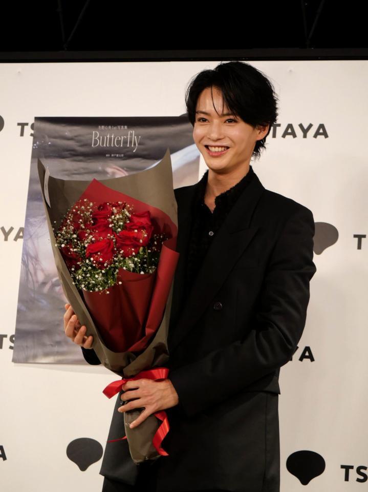 バラの花束を手に笑顔を見せる冬野心央