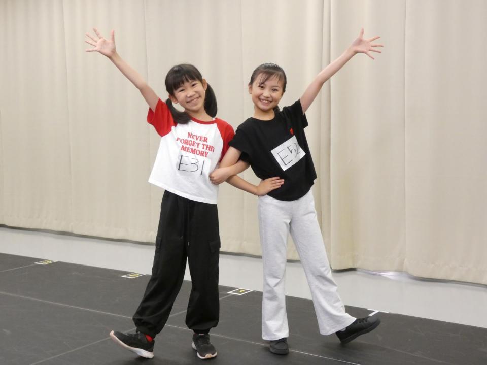 新アニー役に決定した栗原和花さん（左）、宿谷彩禾さん