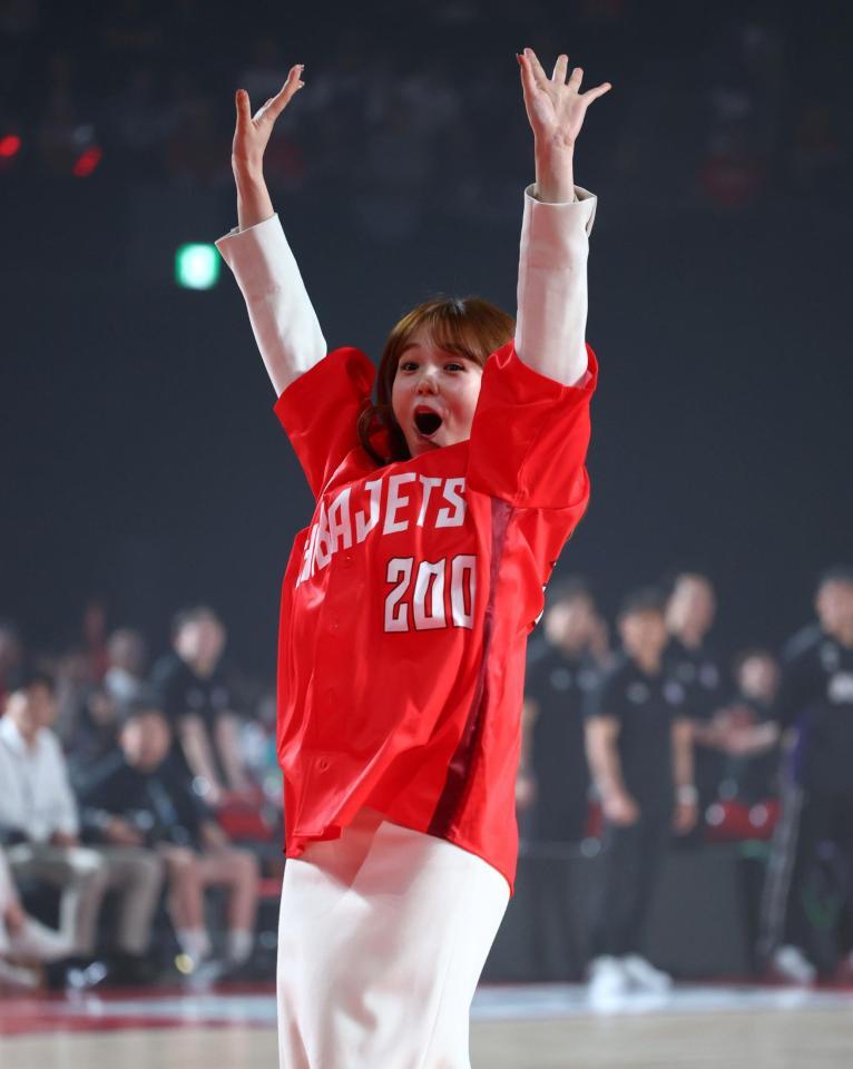 フリースローに成功し喜ぶ篠崎愛（撮影・石井剣太郎）