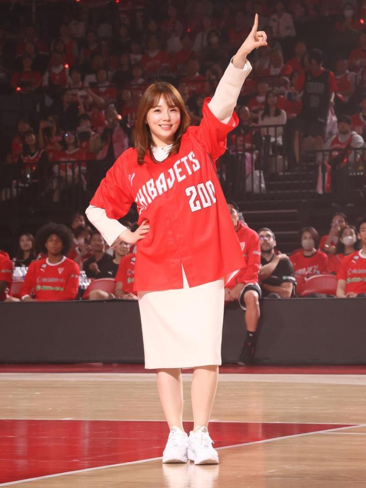 Ｂリーグの千葉ジェッツ戦始球式に登場し「サテライトオフィス」ポーズを披露する篠崎愛