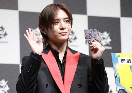 手を振るＬＥＯこと山田涼介（撮影・伊藤笙子）