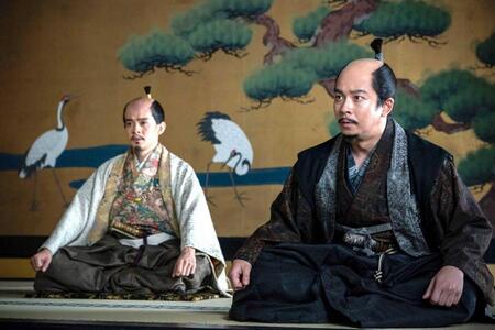 「豊臣兄弟！」の一場面から秀吉役の池松壮亮（左）と秀長役の仲野太賀