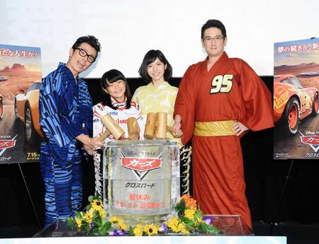 氷樽で鏡開きを行う（左から）藤森慎吾、Ｊｕｊｕ、松岡茉優、土田大さん＝２０１７年７月