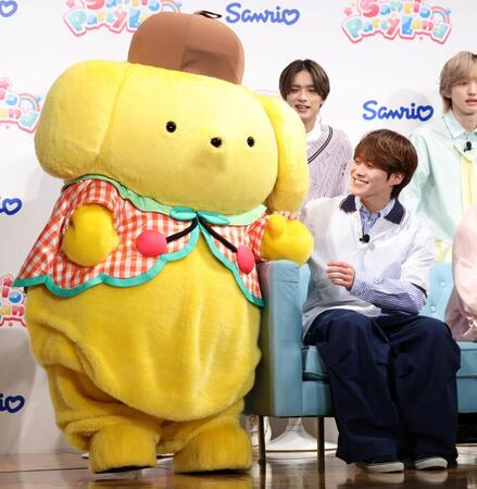 イベントでポムポムプリン（左）と共演し、笑顔を見せるなにわ男子・大橋和也（撮影・伊藤笙子）