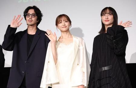 笑顔で手を振る（左から）若葉竜也、森香澄、香椎由宇（撮影・金田祐二）