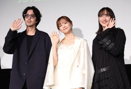 笑顔で手を振る（左から）若葉竜也、森香澄、香椎由宇（撮影・金田祐二）