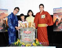 氷樽で鏡開きを行う（左から）藤森慎吾、Ｊｕｊｕ、松岡茉優、土田大さん＝２０１７年７月