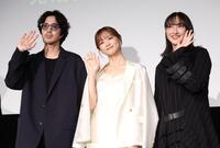 笑顔で手を振る（左から）若葉竜也、森香澄、香椎由宇（撮影・金田祐二）