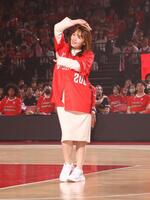 Ｂリーグの千葉ジェッツ戦始球式に登場し「サテライトオフィス」ポーズを披露する篠崎愛