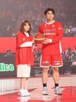 千葉ジェッツ戦の始球式でサポートを務めた原修太選手と
