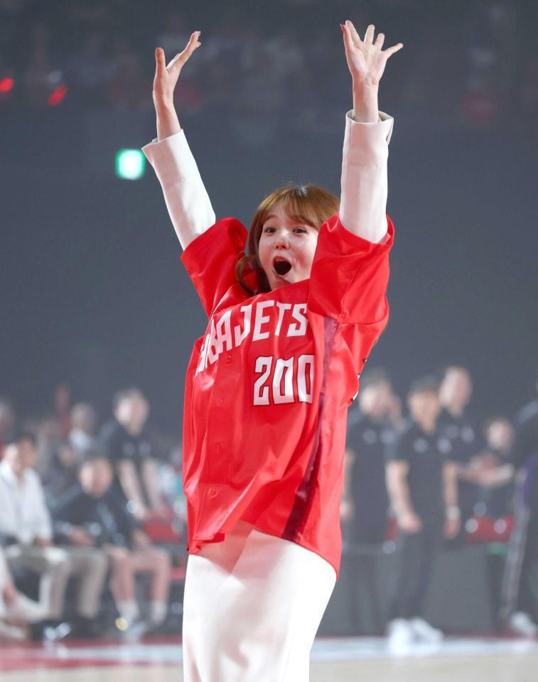 フリースローに成功し喜ぶ篠崎愛（撮影・石井剣太郎）