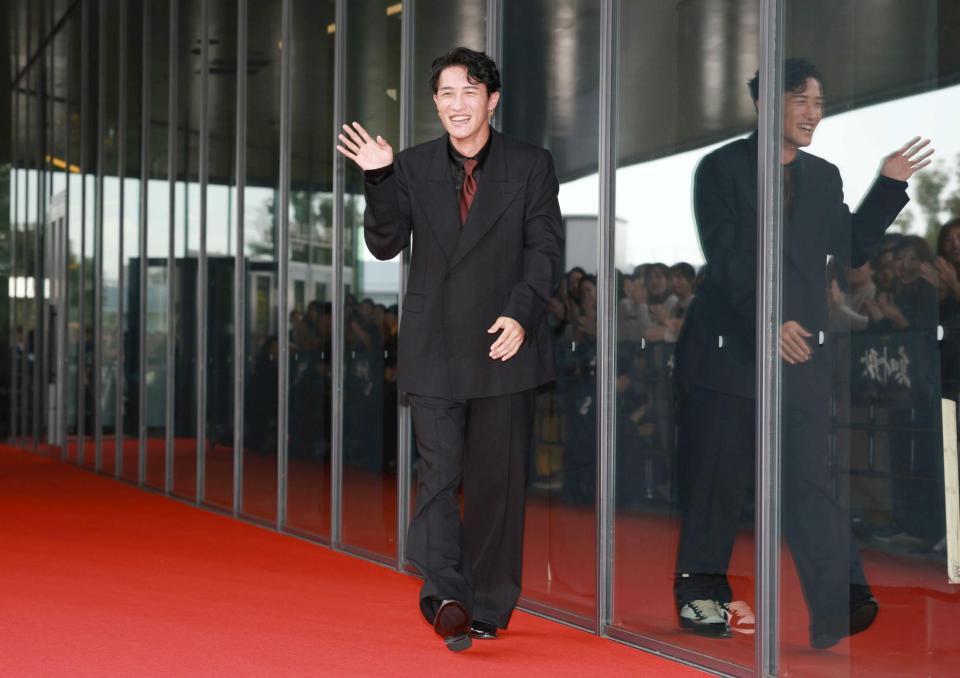 黄色い歓声を浴びながら壁際を歩く岩本照（撮影・伊藤笙子）