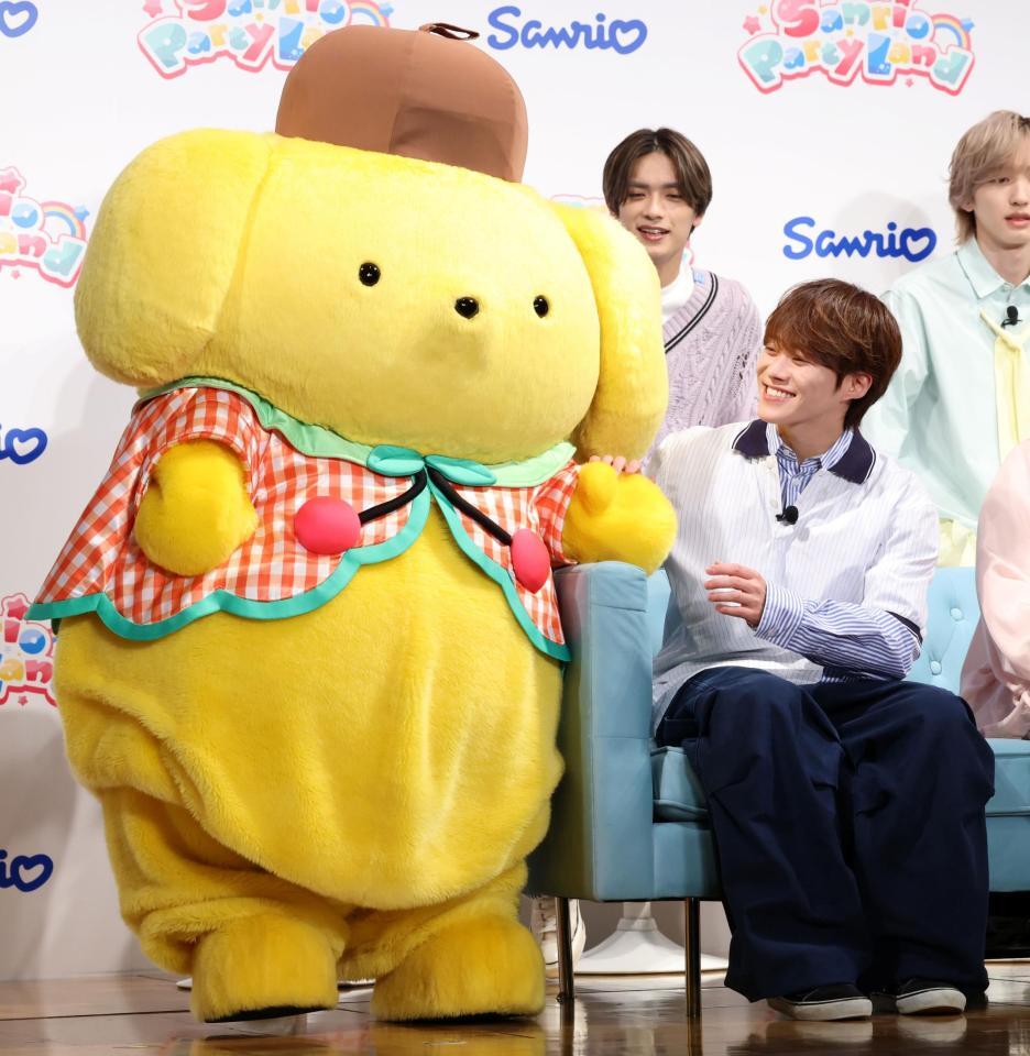 イベントでポムポムプリン（左）と共演し、笑顔を見せるなにわ男子・大橋和也（撮影・伊藤笙子）