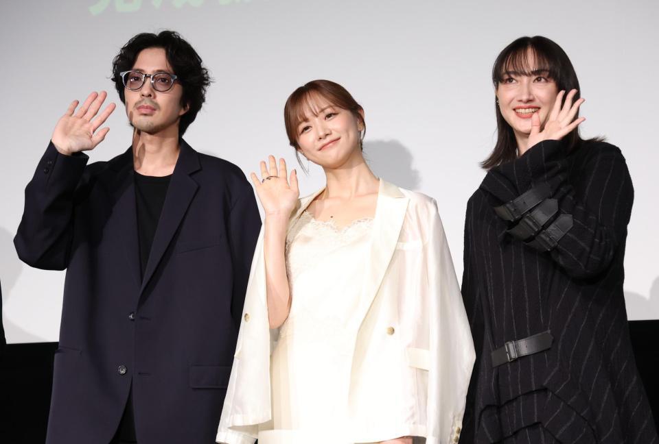笑顔で手を振る（左から）若葉竜也、森香澄、香椎由宇（撮影・金田祐二）