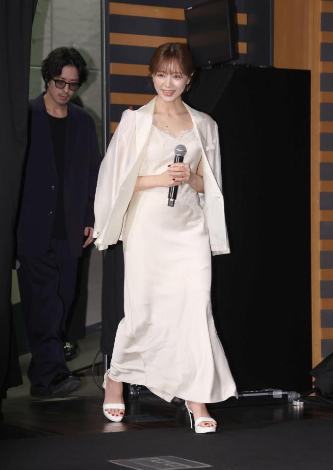 笑顔で登壇する森香澄（撮影・金田祐二）