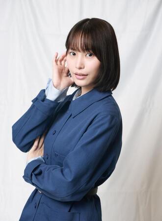 ポーズをとる南沙良（撮影・石井剣太郎）