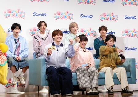 ゲームをプレイして盛り上がる、なにわ男子の（前列左から）大橋和也、大西流星、西畑大吾（後列同）長尾謙杜、高橋恭平、道枝駿佑、藤原丈一郎（撮影・伊藤笙子）