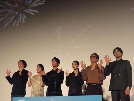 映画「３ミリの恋」の完成披露上映会に出席した早瀬憩（左から２番目）と黒川想矢（同３番目）と大谷亮平（右）