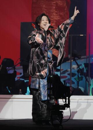熱唱中の山内惠介