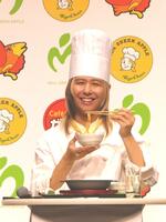 試食を行う藤澤涼架