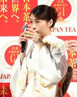 日本茶を試飲する有村架純（撮影・石井剣太郎）