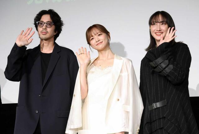 歓声に応える（左から）若葉竜也、森香澄、香椎由宇（撮影・金田祐二）
