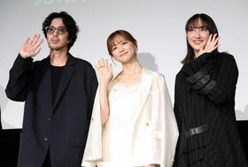 歓声に応える（左から）若葉竜也、森香澄、香椎由宇（撮影・金田祐二）