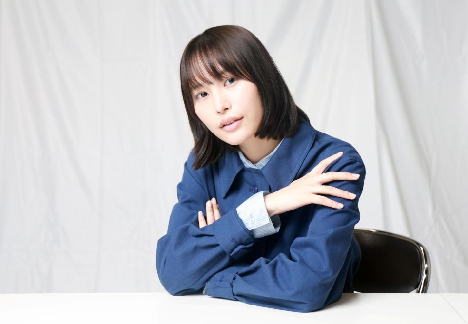 ポーズをとる南沙良（撮影・石井剣太郎）