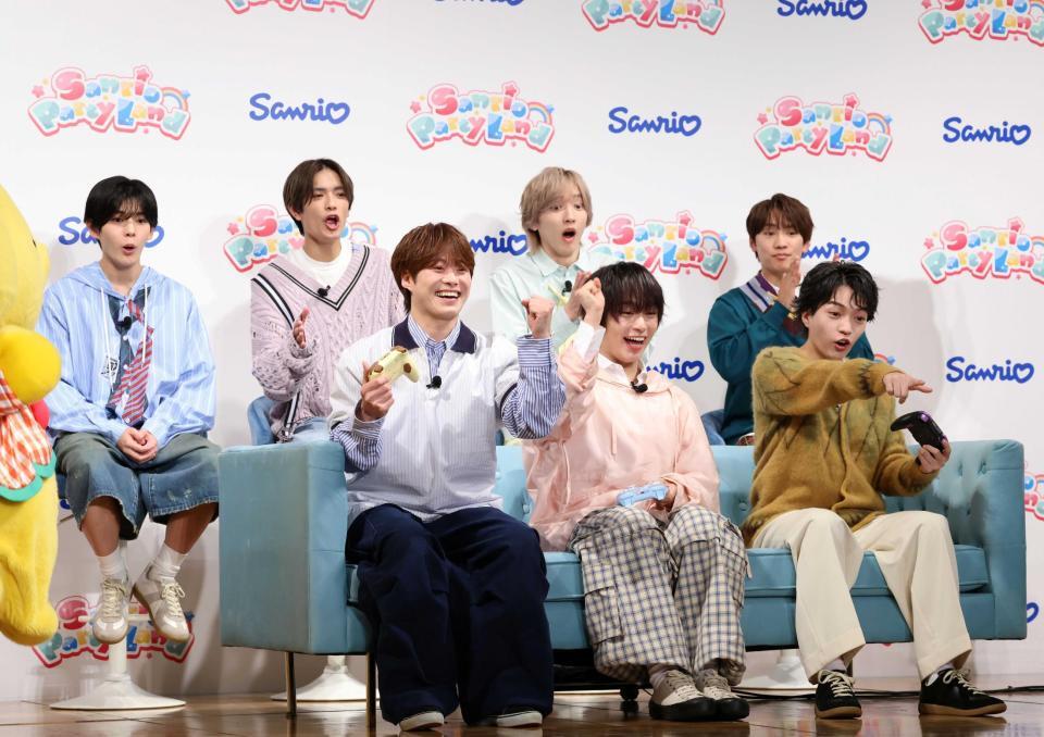 ゲームをプレイして盛り上がる、なにわ男子の（前列左から）大橋和也、大西流星、西畑大吾（後列同）長尾謙杜、高橋恭平、道枝駿佑、藤原丈一郎（撮影・伊藤笙子）