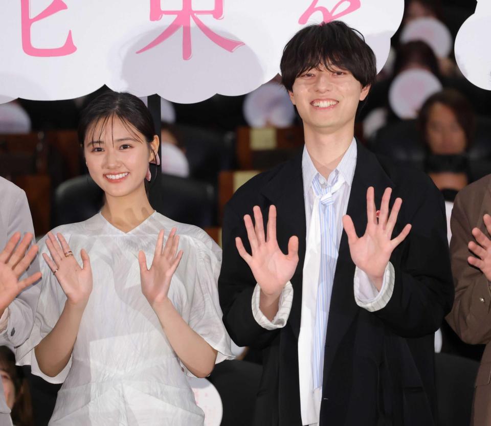 完成披露試写会に出席した原菜乃華（左）と作間龍斗（撮影・吉澤敬太）