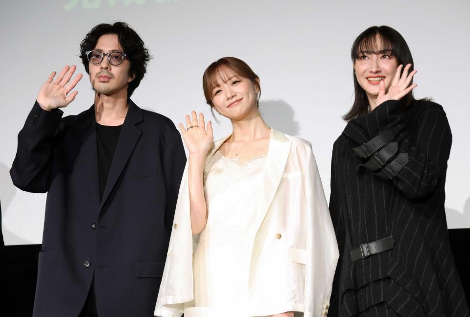歓声に応える（左から）若葉竜也、森香澄、香椎由宇（撮影・金田祐二）