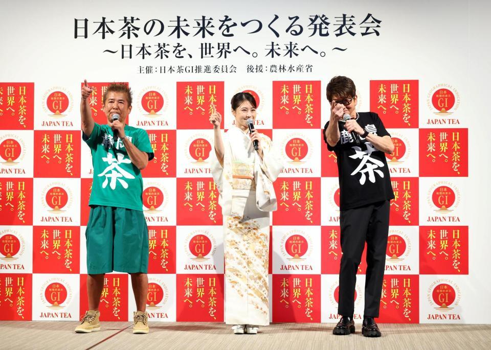 ポーズをとる（左から）勝俣州和、有村架純、哀川翔（撮影・石井剣太郎）