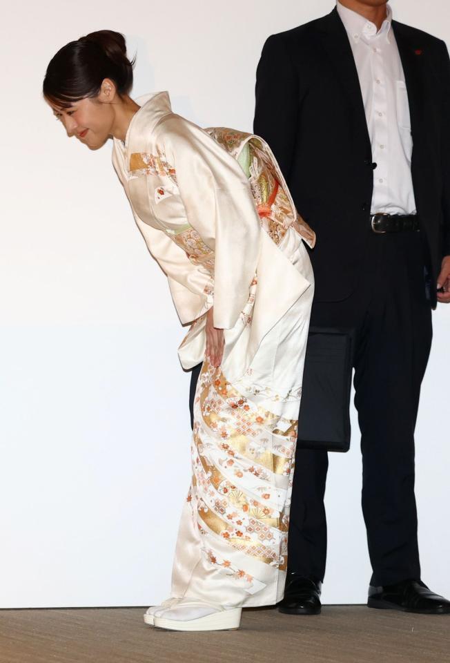 登壇する有村架純（撮影・石井剣太郎）