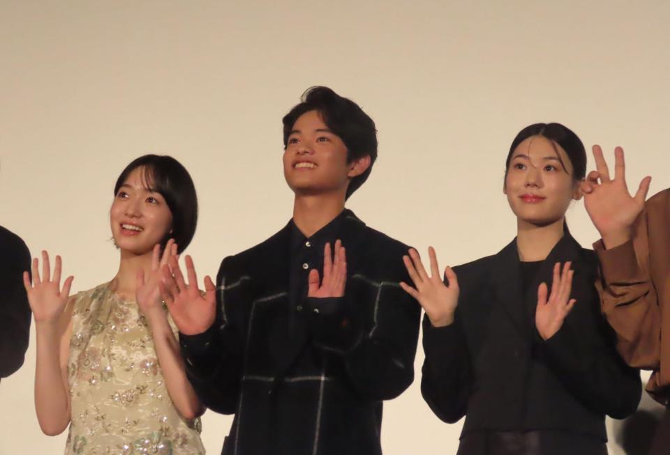 映画「３ミリの恋」の完成披露上映会に出席した（左から）早瀬憩、黒川想矢、キム・ジアン