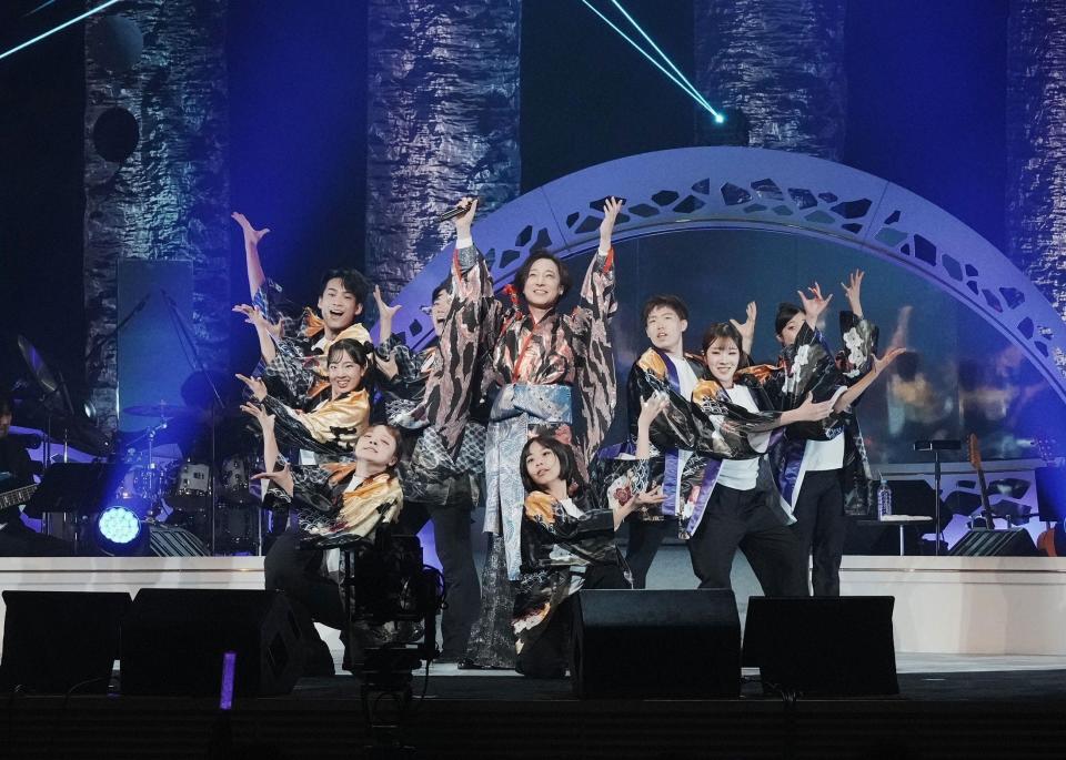 プロのダンサーを目指す８人の踊りをバックに新曲「この世は祭り」を披露する山内惠介