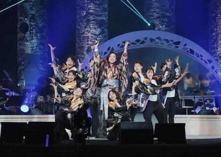 プロのダンサーを目指す８人の踊りをバックに新曲「この世は祭り」を披露する山内惠介