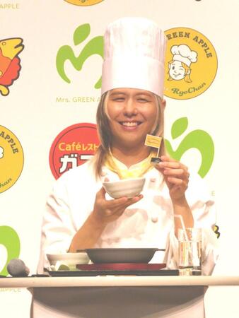 試食を行う藤澤涼架