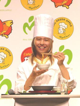 試食を行う藤澤涼架
