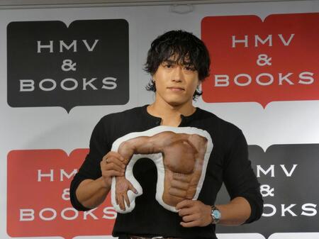 「筋肉クッション」をアピールする中務裕太