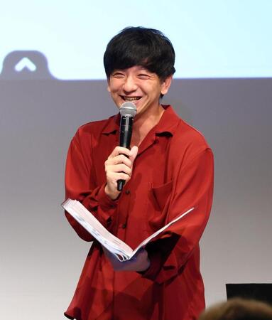 ＭＣで盛り上げるパンサー・向井慧（撮影・石井剣太郎）