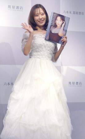 ウエディングドレス姿で登場した小田さくら