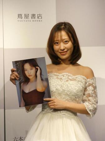 ウエディングドレス姿で登場した小田さくら