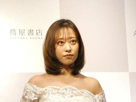 ウエディングドレス姿で登場した小田さくら