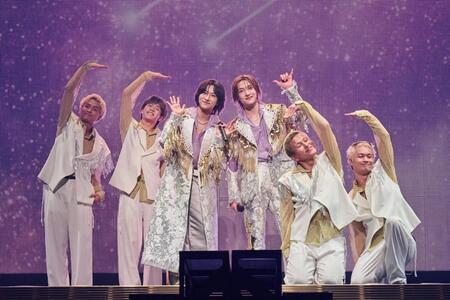 ライブを行うＲＯＩＲＯＭの本多大夢（中央左）と浜川路己（同右）