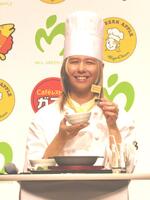 試食を行う藤澤涼架